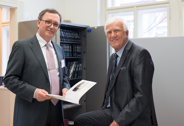 Richard Burda (v brýlích) spolu se sběratelem Ludvíkem Pytlíčkem, foto: Burda Auction