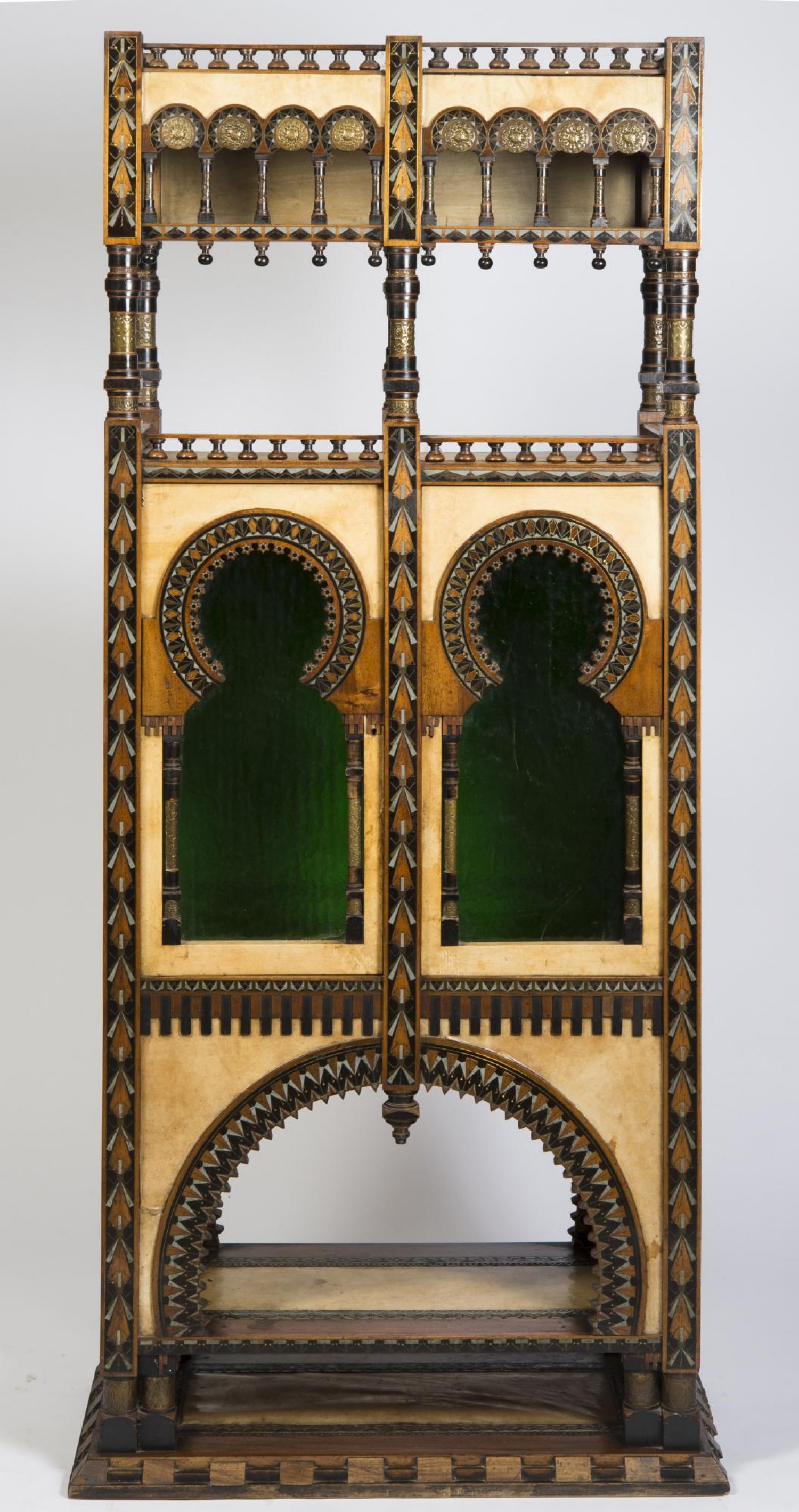 4/ Carlo Bugatti: Kabinet  různé druhy dřev, mosaz, měď, pergamen  198 x 83 x 44 cm dosažená cena: 480 000 Kč  Dorotheum Praha, 25. 11. 2017