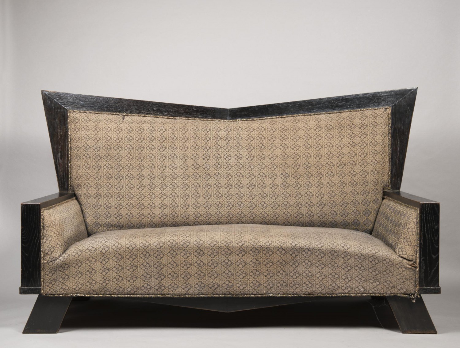 5/ Pavel Janák: kubistické sofa, 1912 černě mořený dub, původní čalounění, 109 x 192 x 76 cm dosažená cena: 334 800 Kč Arthouse Hejtmánek 31. 5. 2018