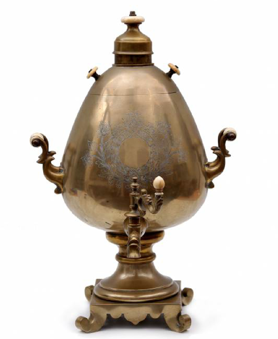 Samovar, Rusko, 19. století  mosaz, slonovinové úchytky, rytý dekor, výška 50 cm  cena: 229 819 Kč Antikvity Praha 18. 5. 2019