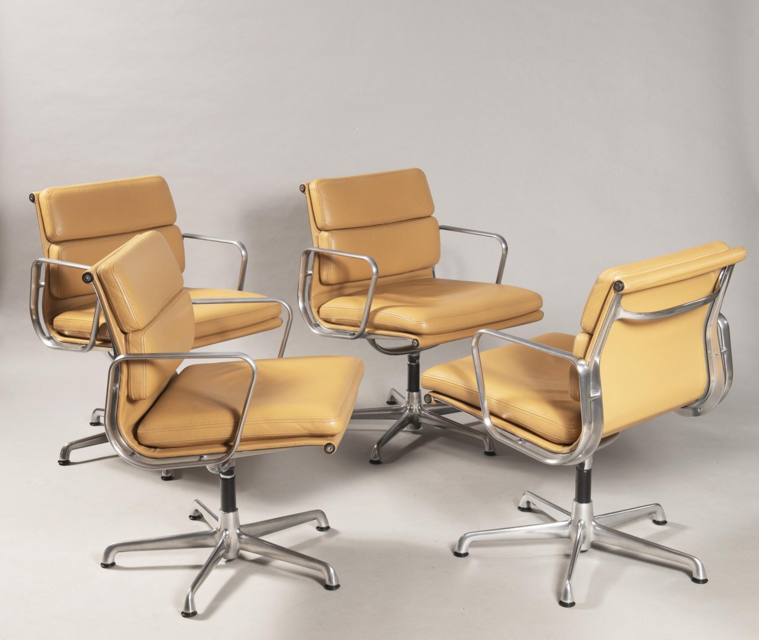 7/ Křesla Eames EA 207, Itálie, 1957  Eames Charles & Ray leštěný hliník, kůže, 84 x 58 x 59 cm  cena: 235 600 Kč Arthouse Hejtmánek 6. 6. 2019