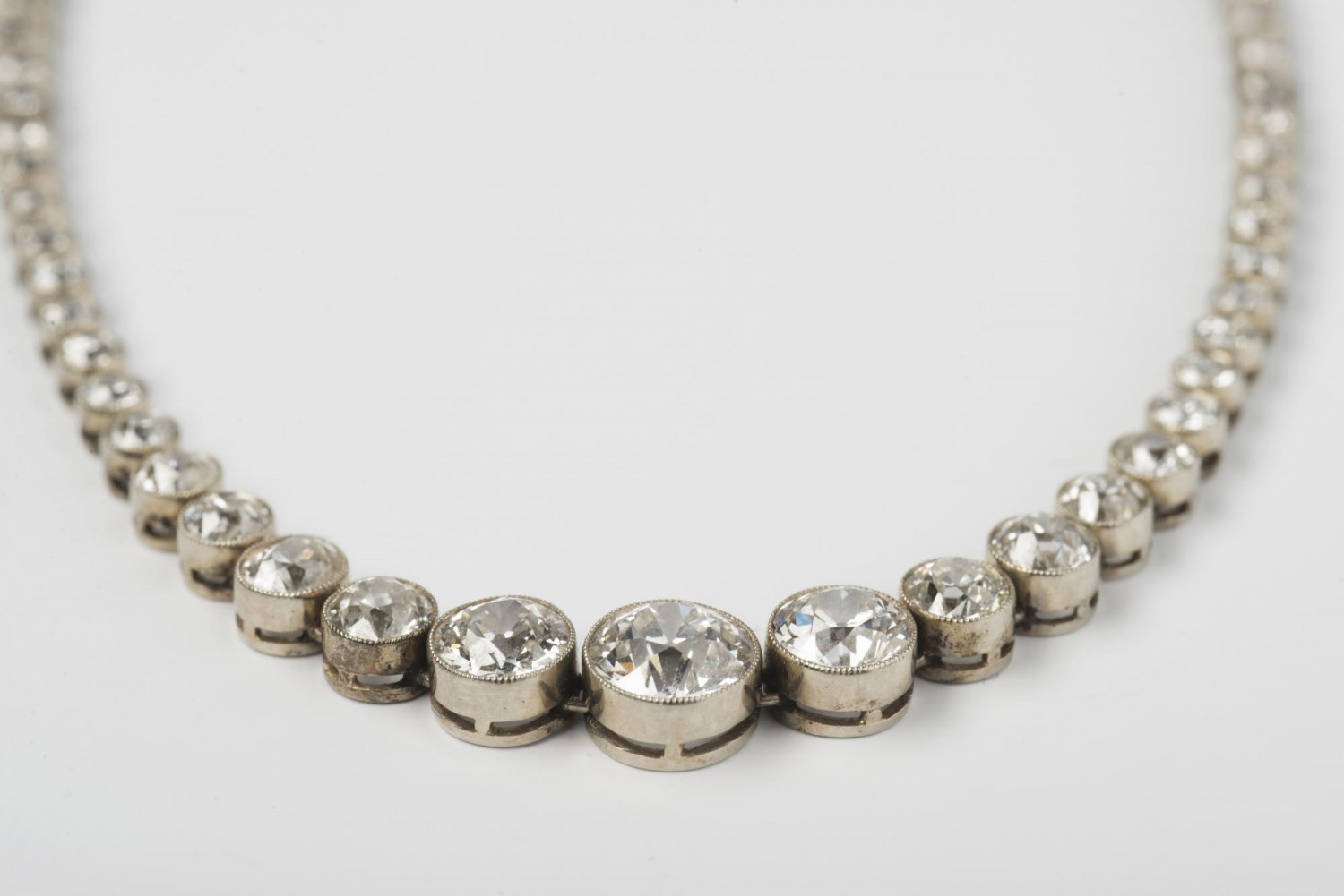 8/ Náhrdelník s diamanty, Rakousko, kol. pol. 20. století bílé zlato, diamanty starého briliantového brusu, délka 36,5 cm cena: 228 000 Kč Dorotheum 25. 5. 2019