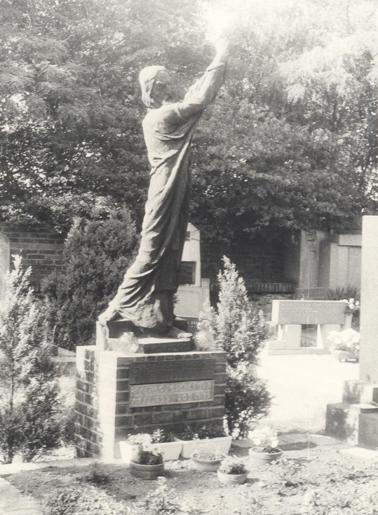 František Bílek: Nářek Proroka (Jeremiášův pláč), 1937, Libčice nad Vltavou, bronz, výška sochy 250 cm, zdroj: Zprávy Společnosti Františka Bílka, červen 2016 (archivní fotografie z majetku rodiny Fischerovy)