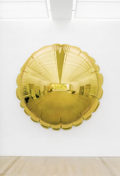 Jef Koons: Měsíc (žlutý) / 1995 – 2000 / pochromovaná nerezová ocel / 330.2 × 330.2 × 101.6 sm / odhad: $12-18 mil / Sotherby’s 11. 11. 2014